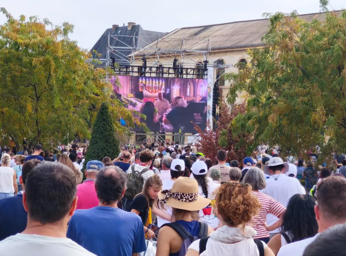 Des milliers de personnes devant les écrans géants pour suivre la cérémonie à Metz. 