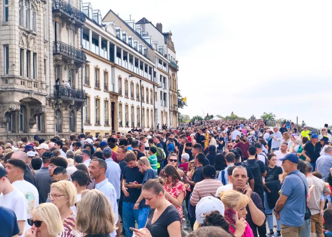 La foule quelques minutes avant le passage de la Papamobile. 