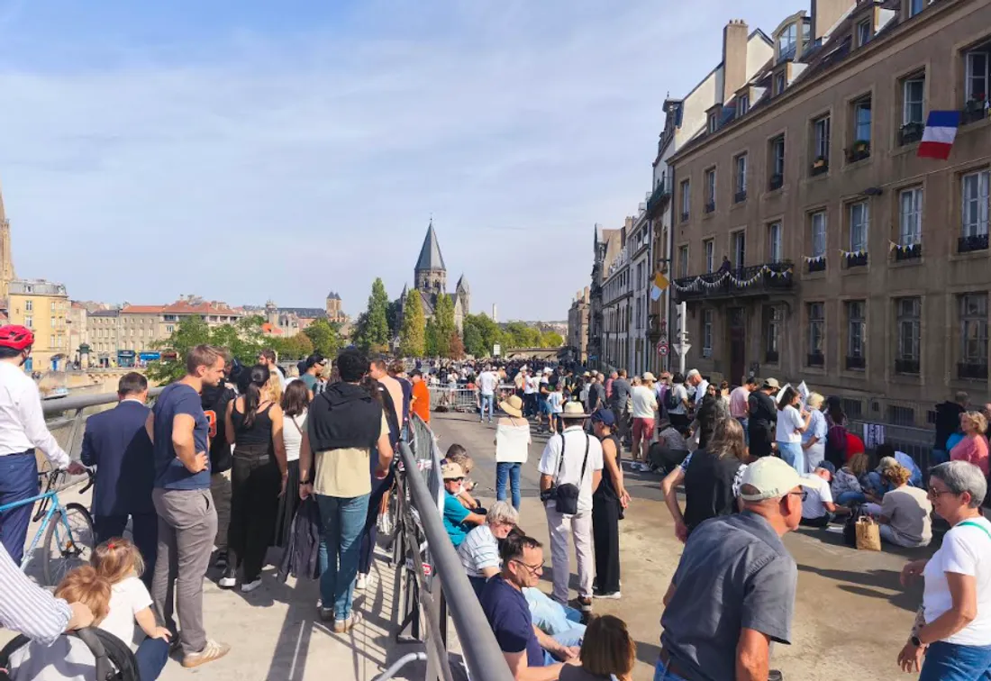 Quelques heures avant l'arrivée de la Papamobile rue de la Garde. 