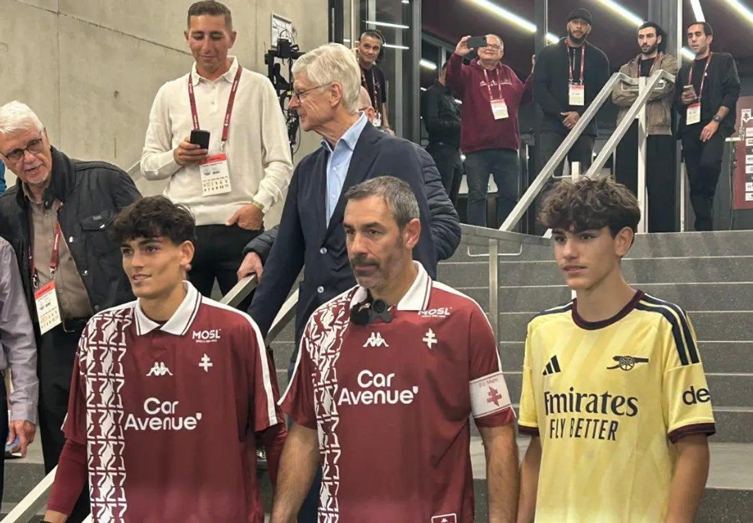 Robert Pirès et ses enfants avant de rentrer sur la pelouse. 