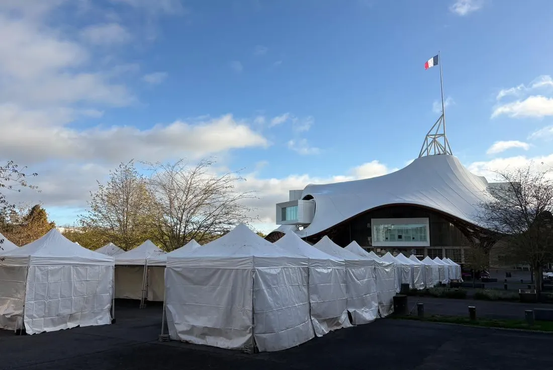 Les stands s'installent devant le Centre-Pompidou-Metz. 