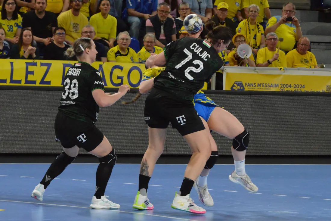 Le match a commencé sur les chapeaux de roues avec des hongroises très véhémentes