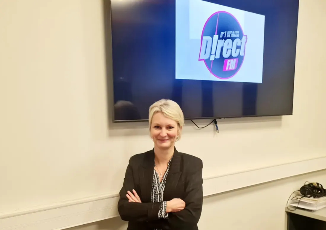 Hélène Schrubb dans les studios de D!RECT FM.