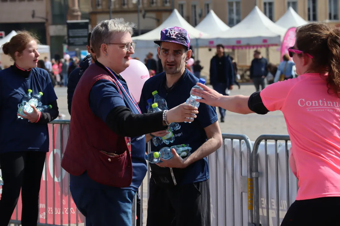 Les bénévoles étaient la pour aider les messines 