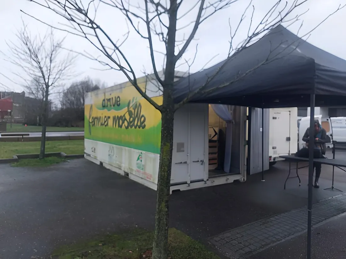 le drive fermier organise une distribution tous les jeudi de 17h à 18h30 