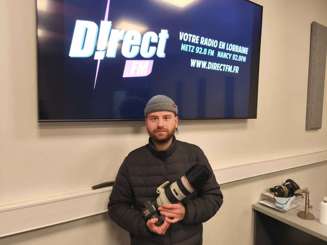 Sacha Orlandini dans le studio de D!RECT FM.