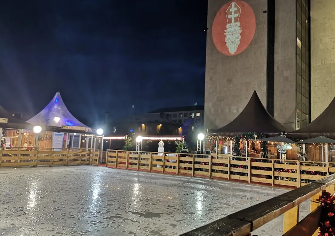 La Patinoire avec son nouveau revêtement. 