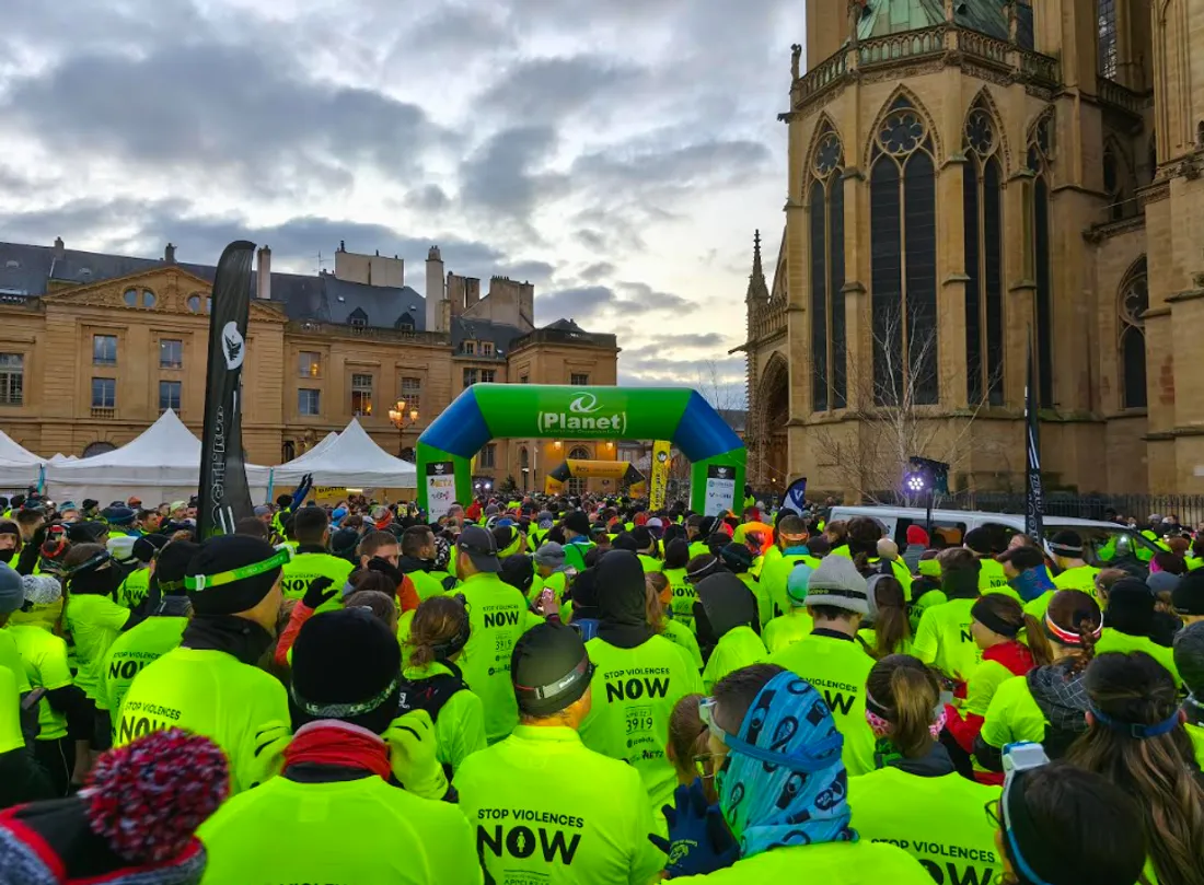 Le départ de la Nocti'Run sur la place d'Armes à Metz. 