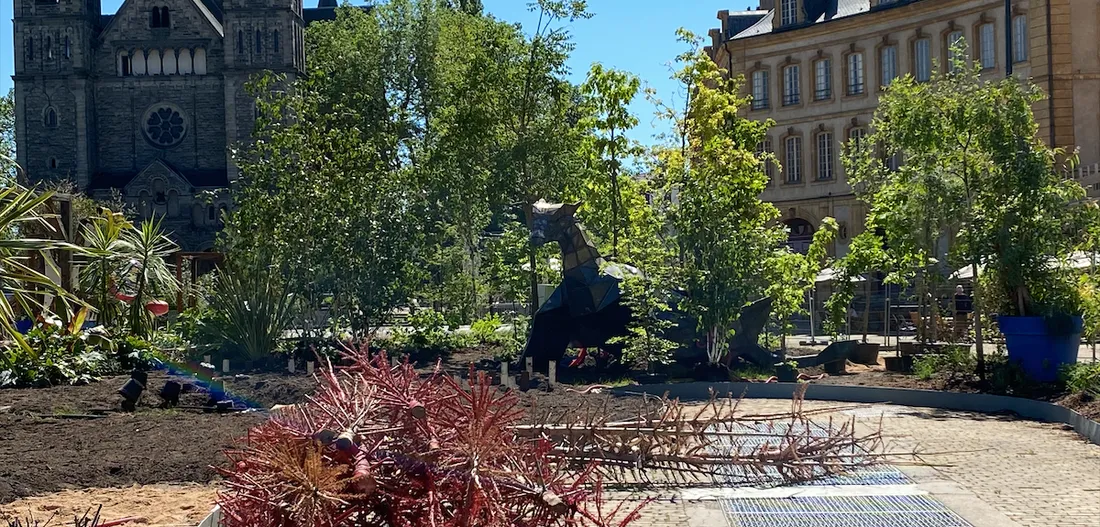 Photos : un Graoully en acier se pose place de la Comédie