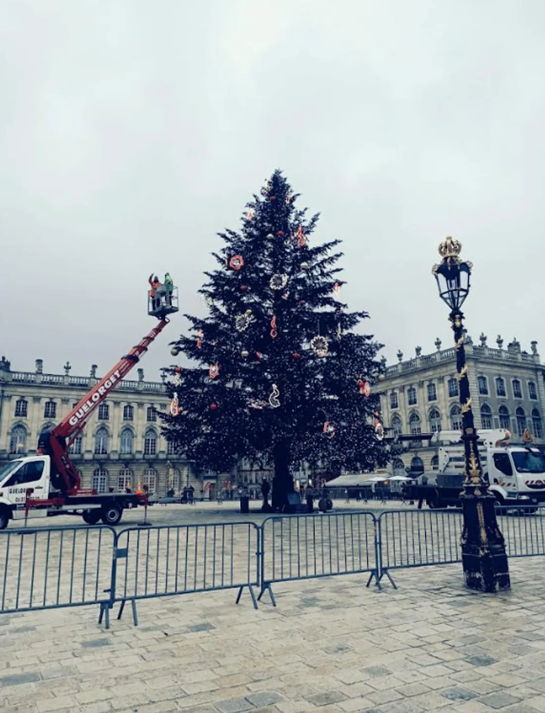 Les derniers réglages pour le sapin de la place Stanislas