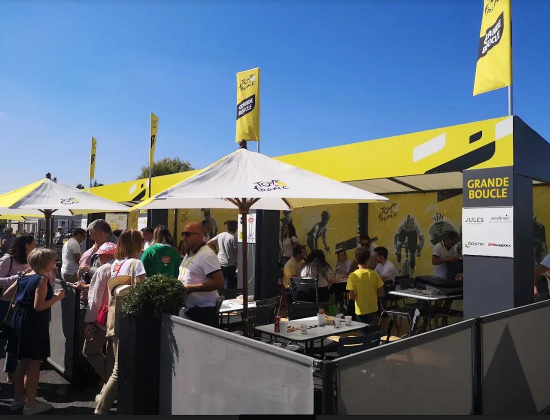 Le village du Tour, première étape du jour pour les partenaires de la Grande Boucle.
