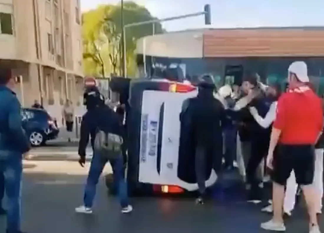 Jeunes viennent en aide aux policiers