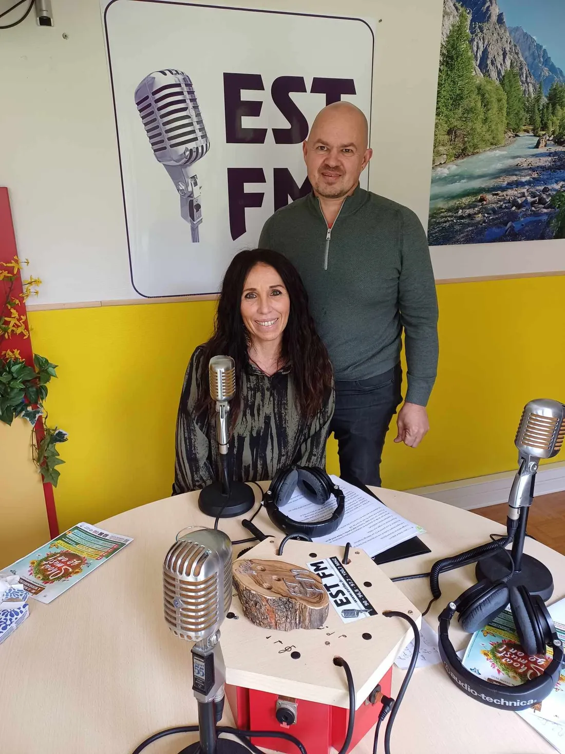 Nathalie et Christian des Koï'S Family au micro de Corinne sur EST FM