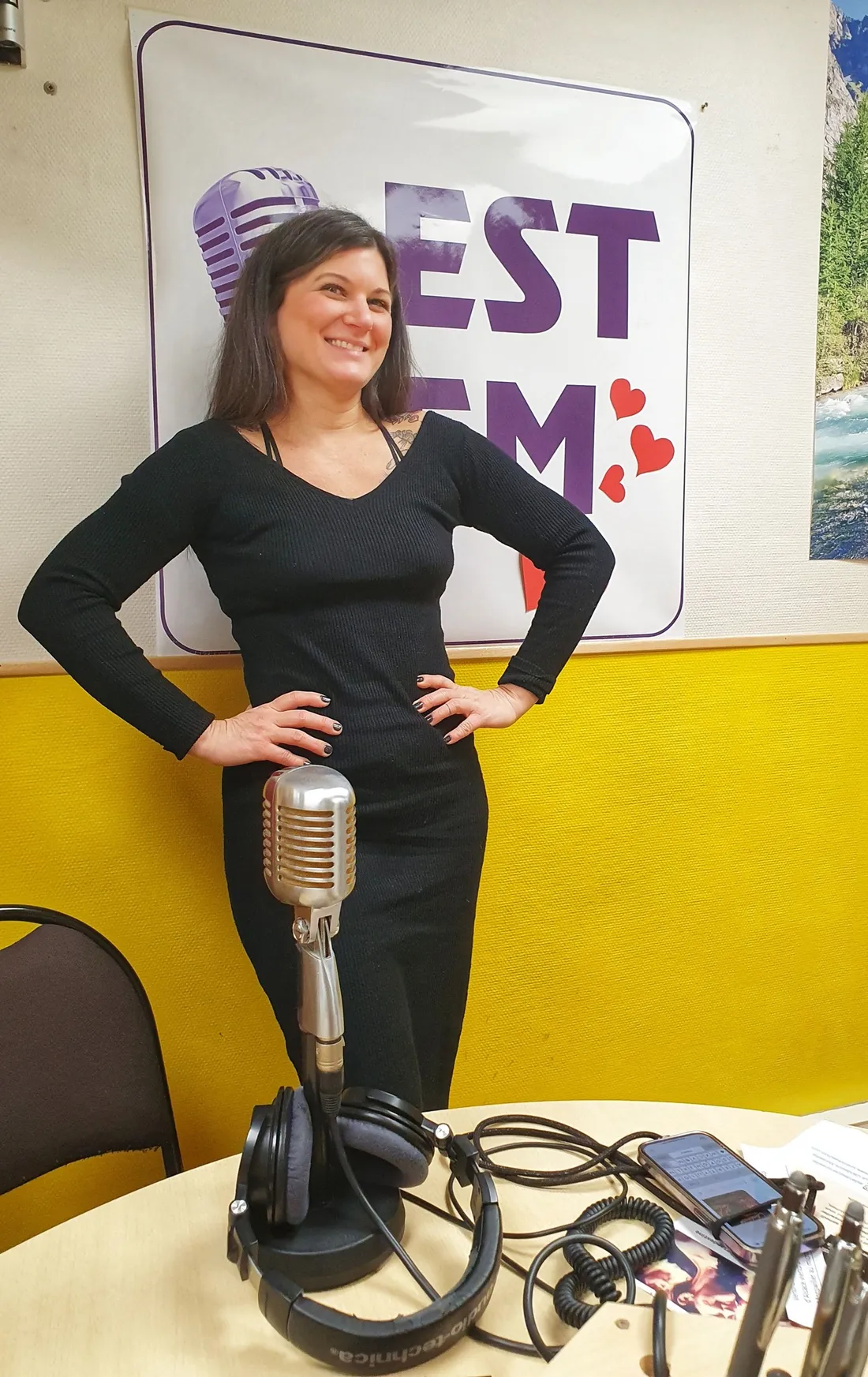 Luna Moka (des Pin-Up d'Alsace) au micro de Sylvie. 🎤