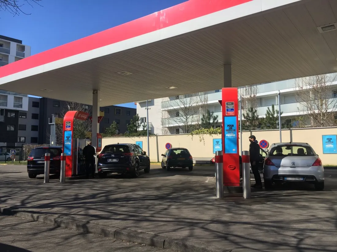 voitures station service Strasbourg mars 2022