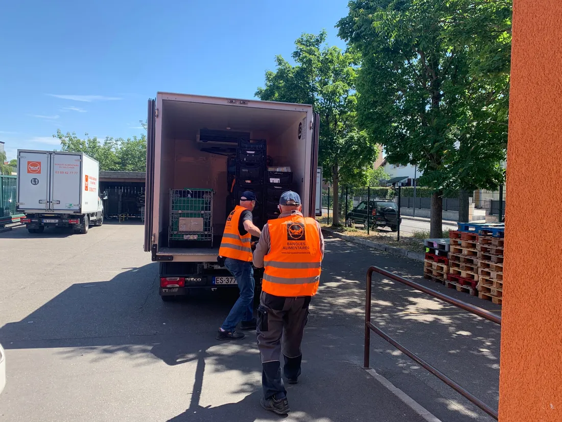 Des bénévoles qui récupèrent les marchandises du camion