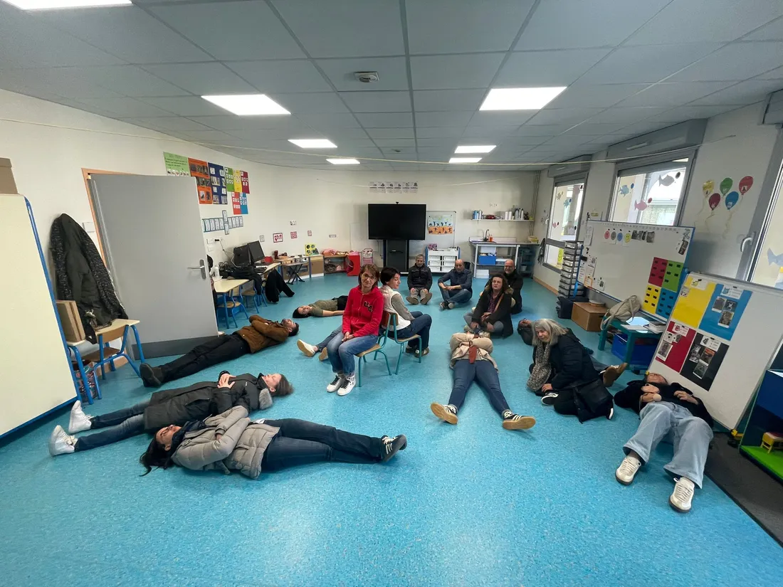 Les parents d'élèves ont investi les deux salles de maternelles de l'école de Til-Châtel ce jeudi.  