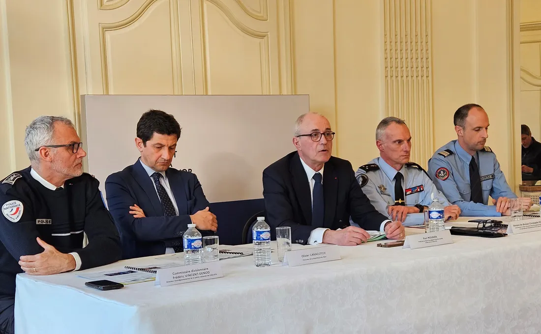 Le préfet Paul Mourier au centre, avec à sa droite le procureur de la République Olivier Caracotch. 