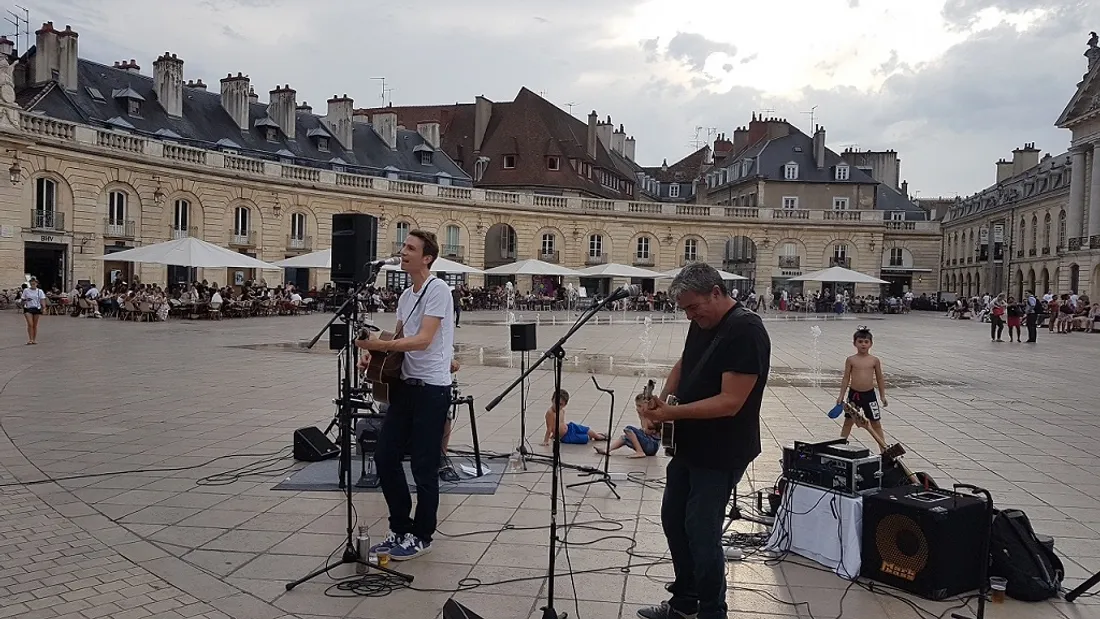 Le chanteur "John M", ici place de la Libération en 2019, se produira cette année le 2 août 