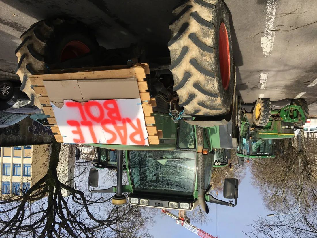 L'A6 est fermée depuis jeudi soir, en partie puis totalement, suite au mouvement des agriculteurs.