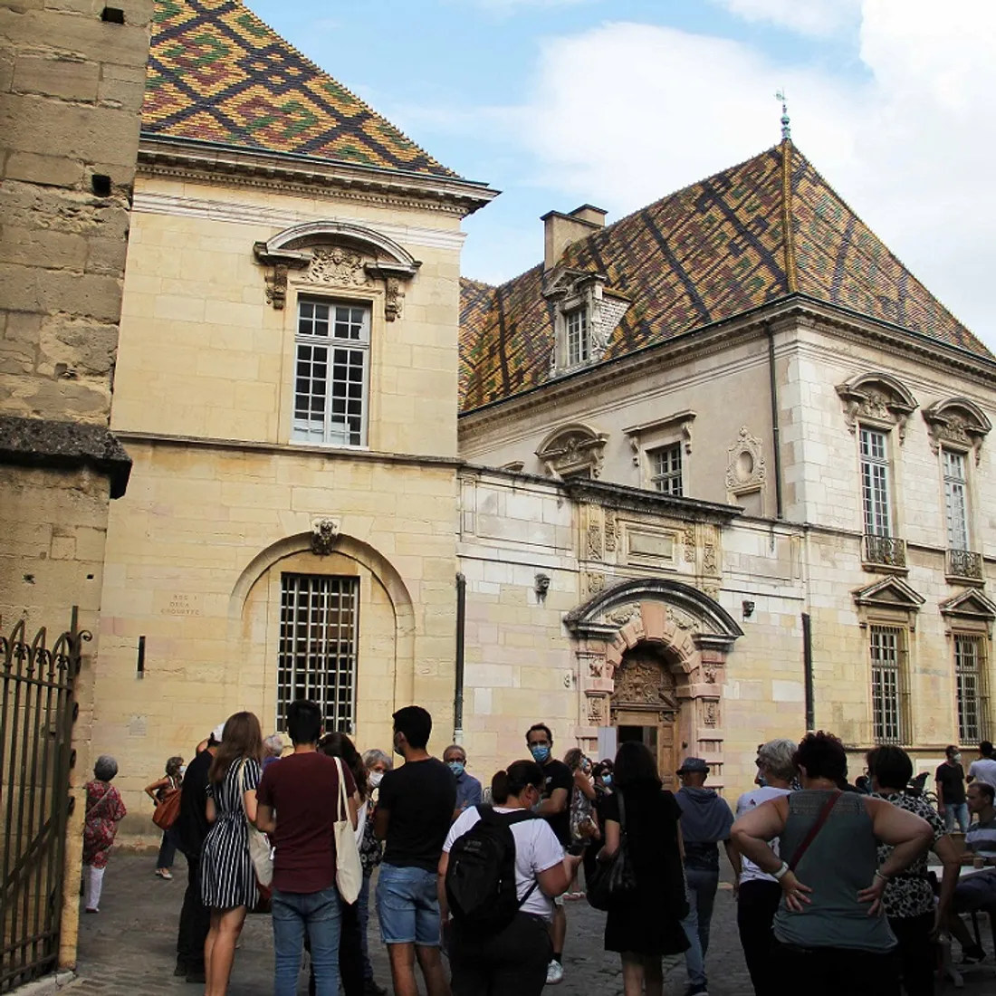 L'hôtel de Vogüe accueille une exposition photographique temporaire sur les droits de l'homme.