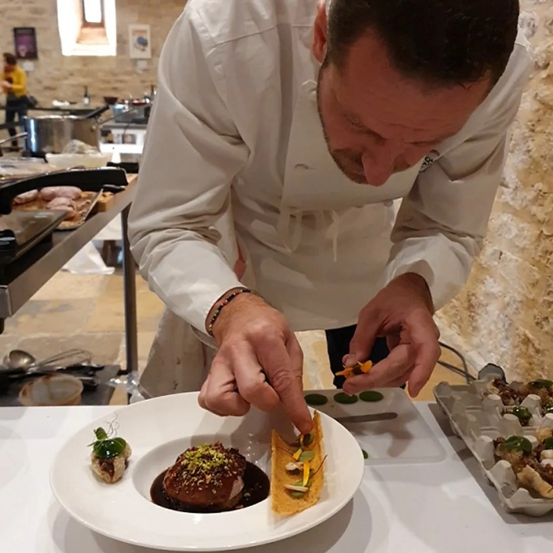 Le championnat du monde de l’œuf en meurette a lieu tous les ans au château du Clos de Vougeot