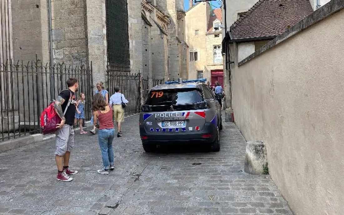 Le secteur autour de l'église Notre-Dame, comme ici rue de la Chouette, est bouclé par la police