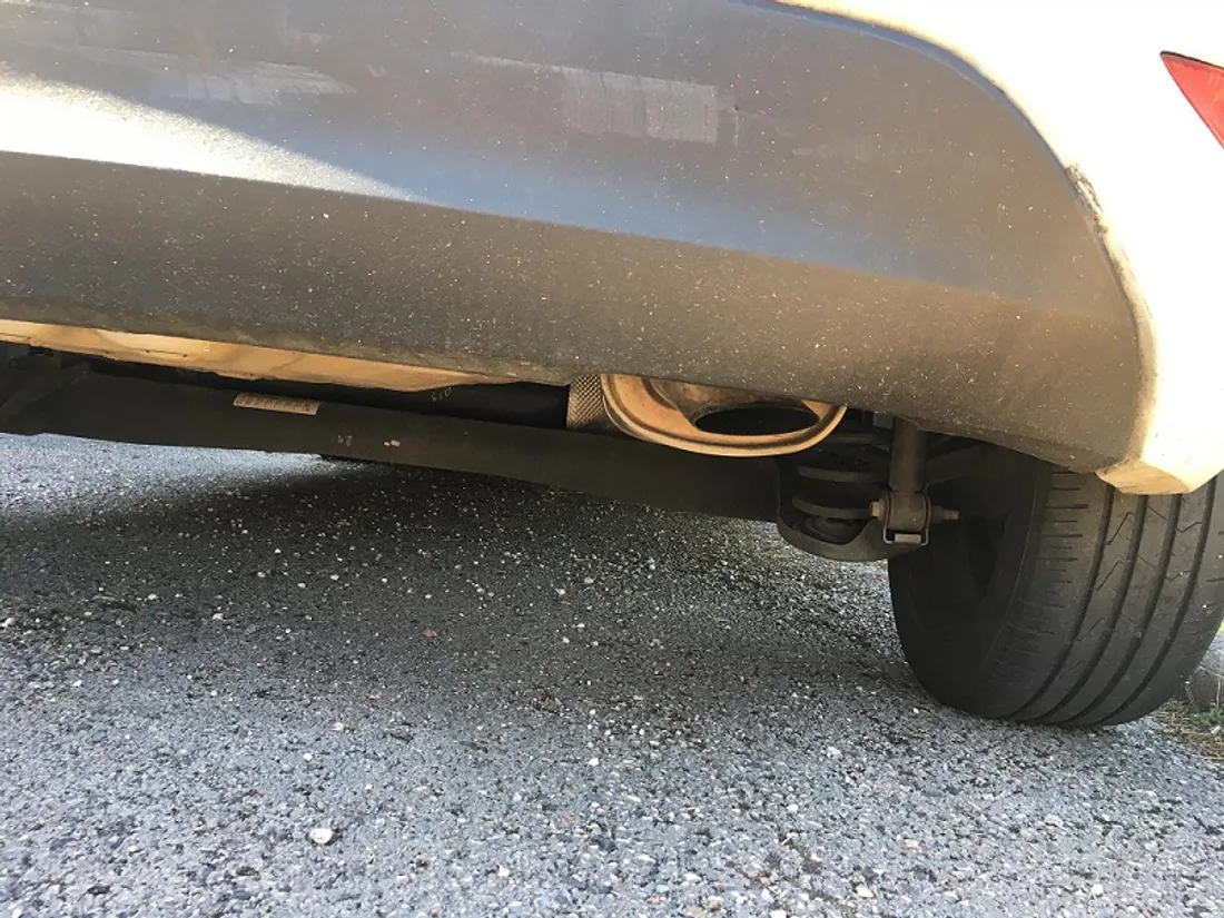 Le pot catalytique se trouve entre le pot d'échappement et la sortie du moteur 