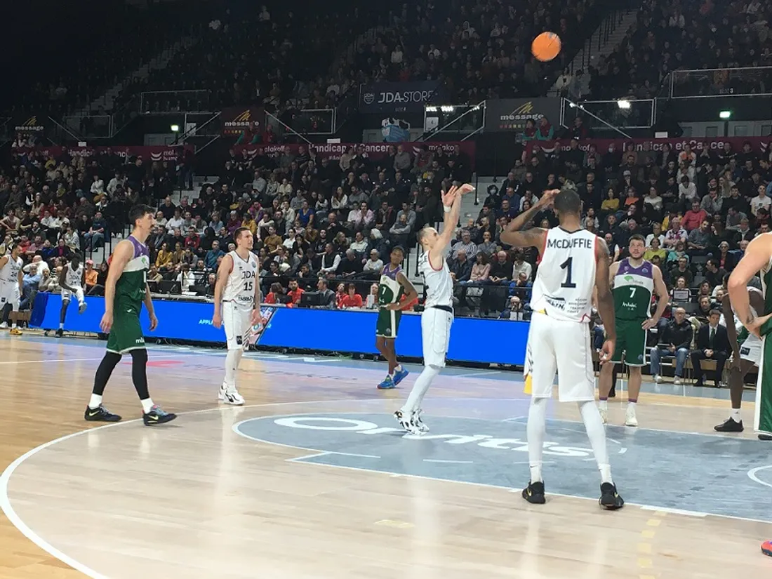 Jonathan Rousselle (ici au lancer franc) et les Dijonnais n’ont rien pu faire face à Malaga 