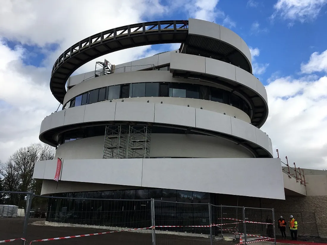 Le bâtiment, en forme circulaire, est actuellement en construction 