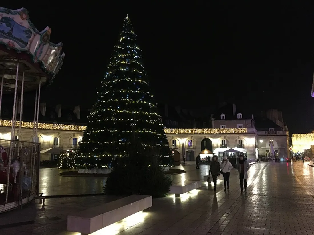 Le sapin de Noël de la place de la Libération sera démonté ce lundi 9 janvier 