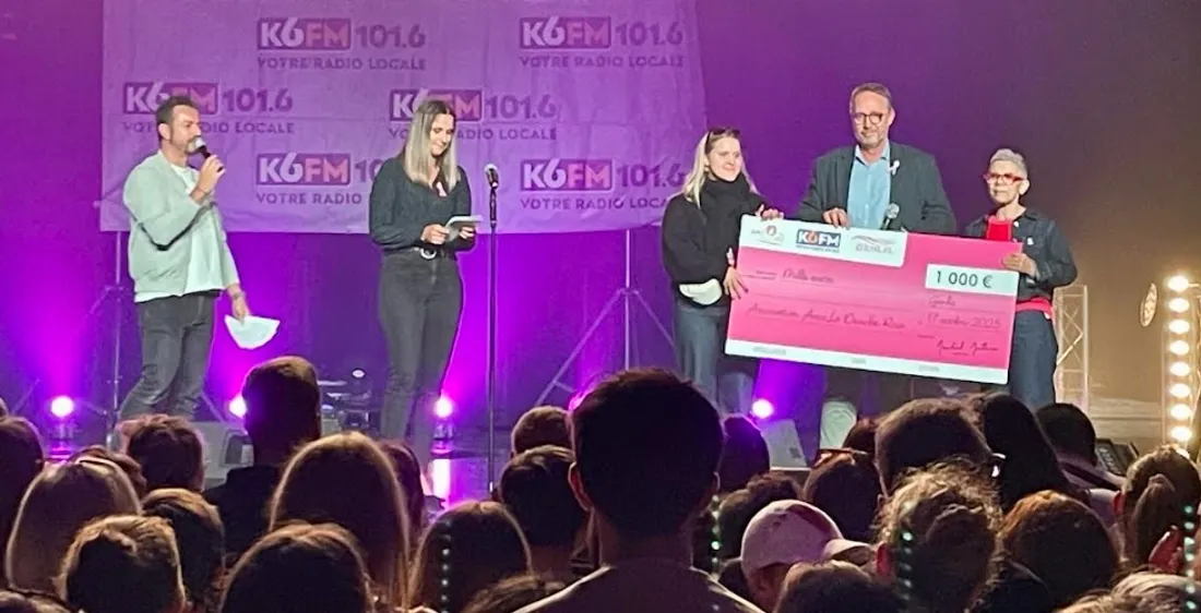 Martial Mathiron, maire de Genlis et Juliette Pelloux-Prayer de K6FM remettent le chèque