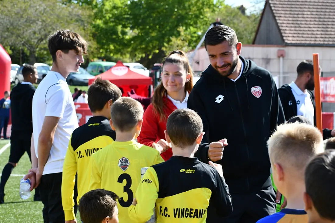 Le "DFCO tour" permet aux jeunes de la région de rencontrer les joueurs du club  