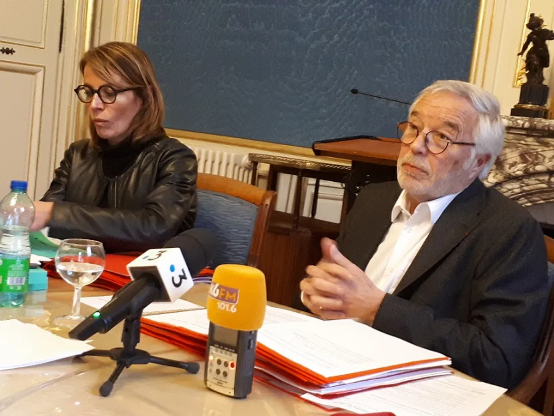 François Rebsamen, avec Nathalie Koenders, ce lundi avant le conseil municipal
