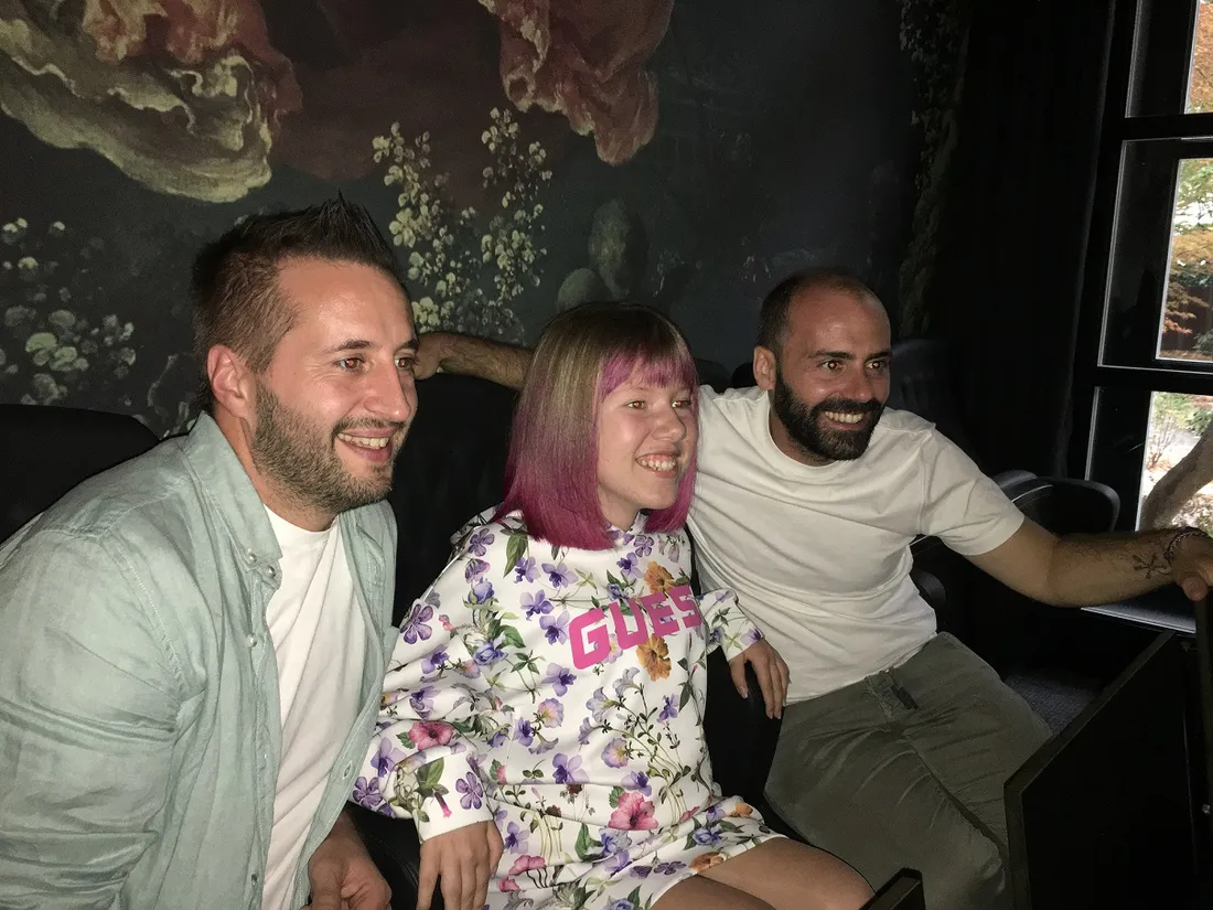 Sébastien et Jérémy des 3 cafés gourmands avec la jeune Ilena