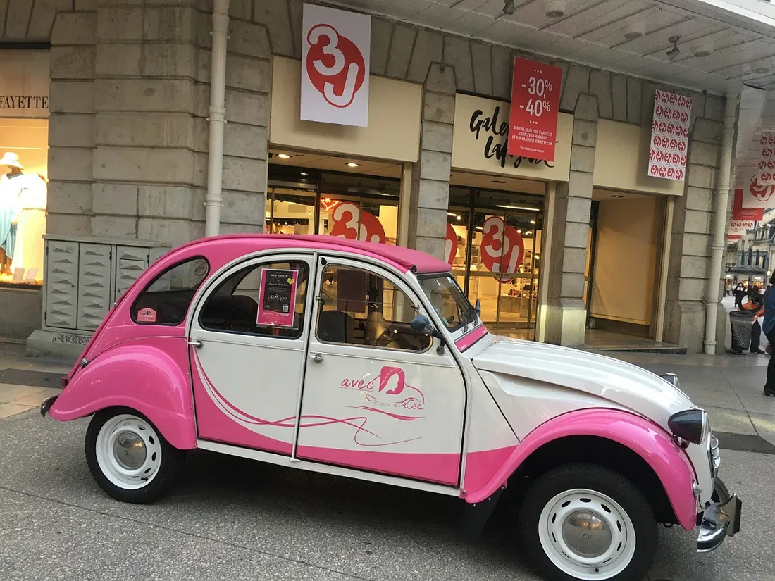 La Deuche rose s’installe aux Galeries Lafayette pour Octobre rose 