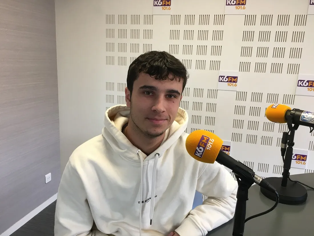 Benjamin Pitou est un jeune chanteur de 19 ans, originaire du Jura