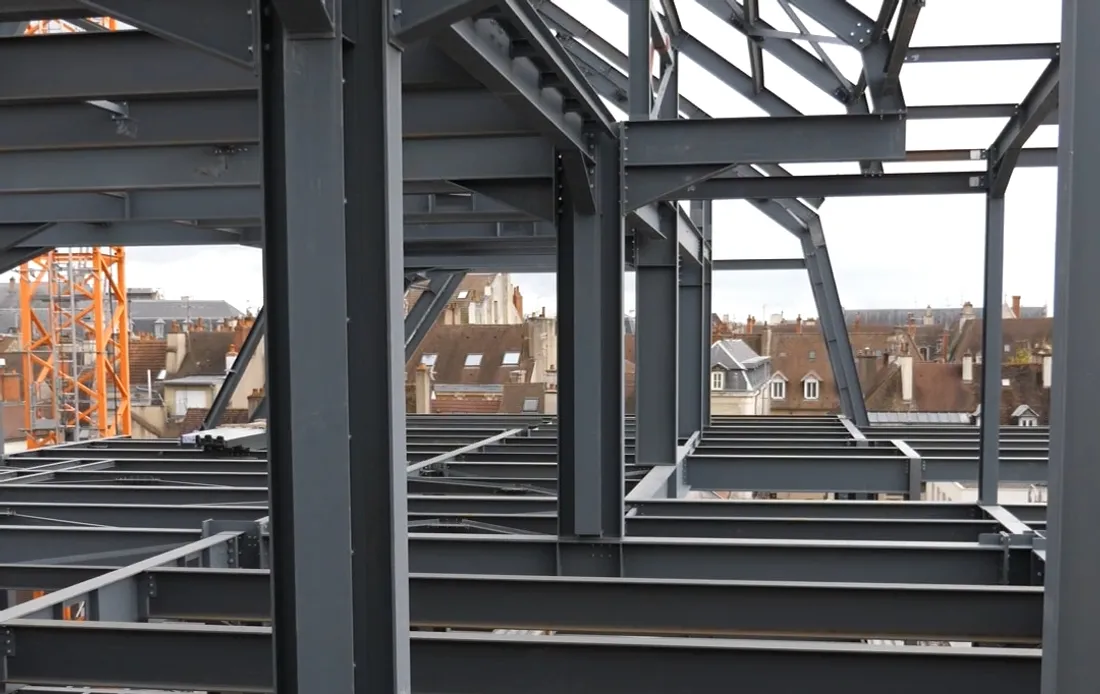 Une impressionnante charpente métallique surplombe le chantier, qui devrait se terminer début 2025.