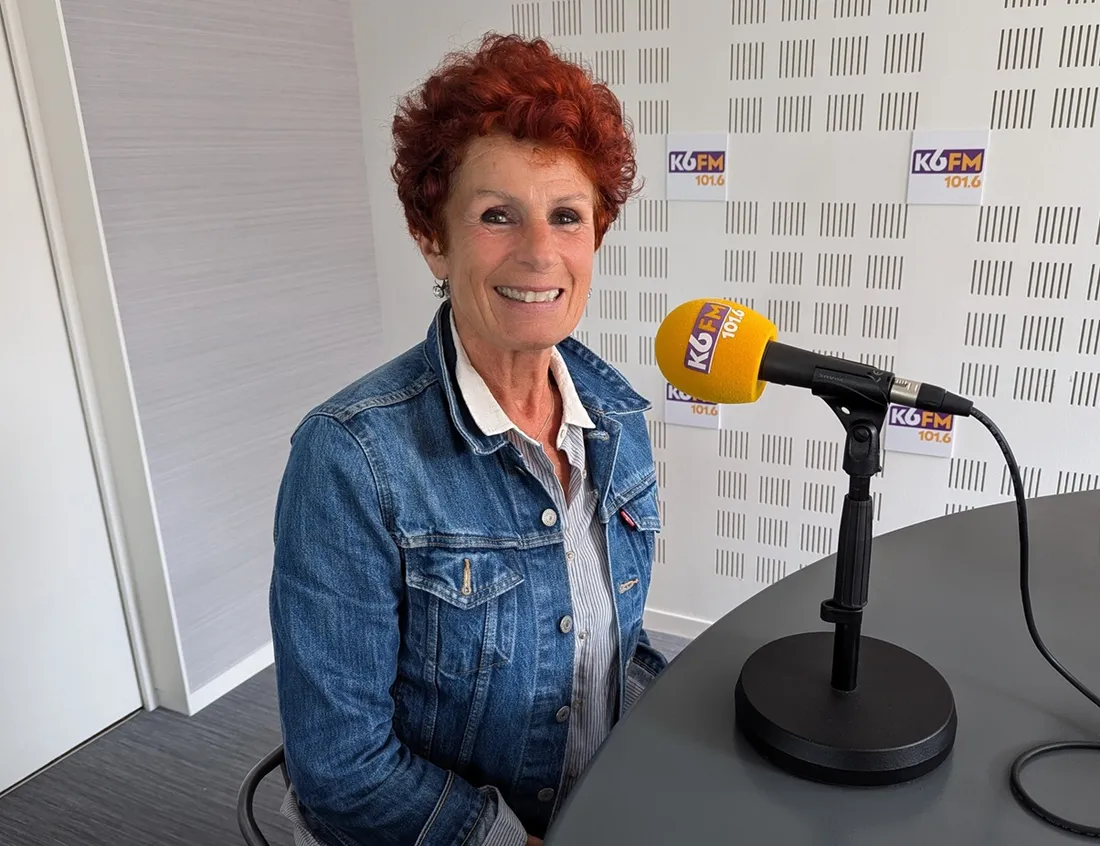 La députée Catherine Hervieu apporte son soutien aux journalistes de presse locale.
