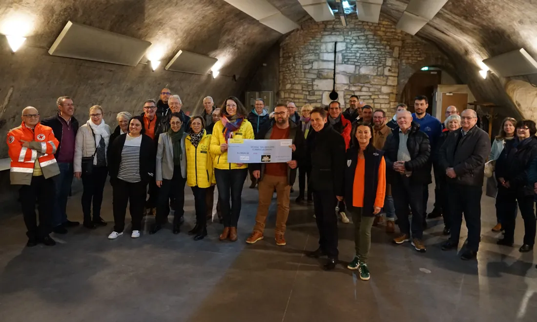 Alain Suguenot, le maire de Beaune remet le chèque aux associations