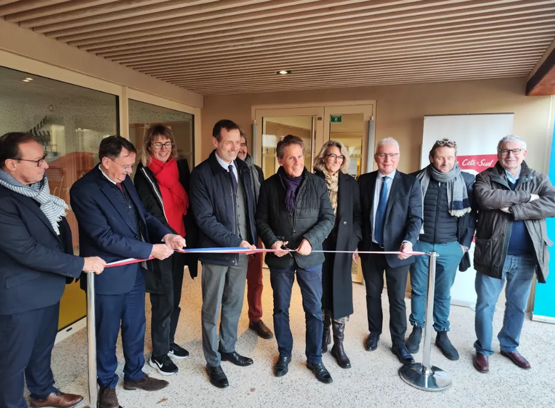 Le Président de la com d'agglo Alain Suguenot et les élus ont coupé le cordon...