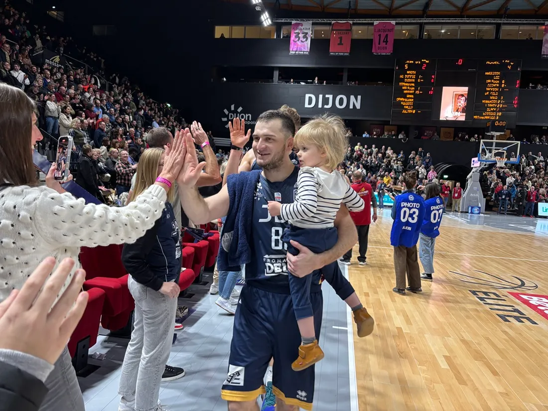 Axel Julien et ses partenaires de la JDA ont célébré cette victoire avec le public 