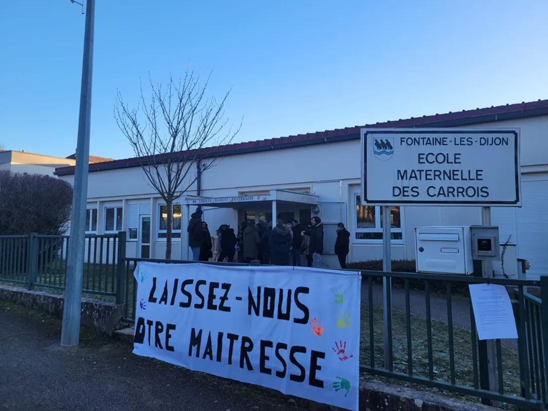 Des parents d’élèves ont organisé un blocage de l’établissement ce lundi matin