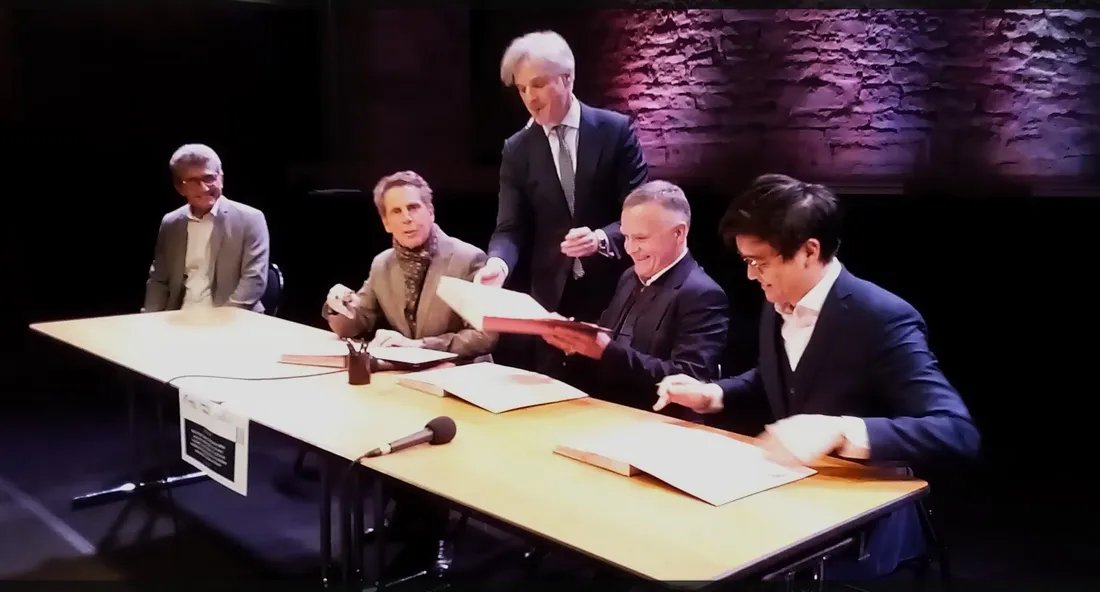 Les signataires en pleine action… 