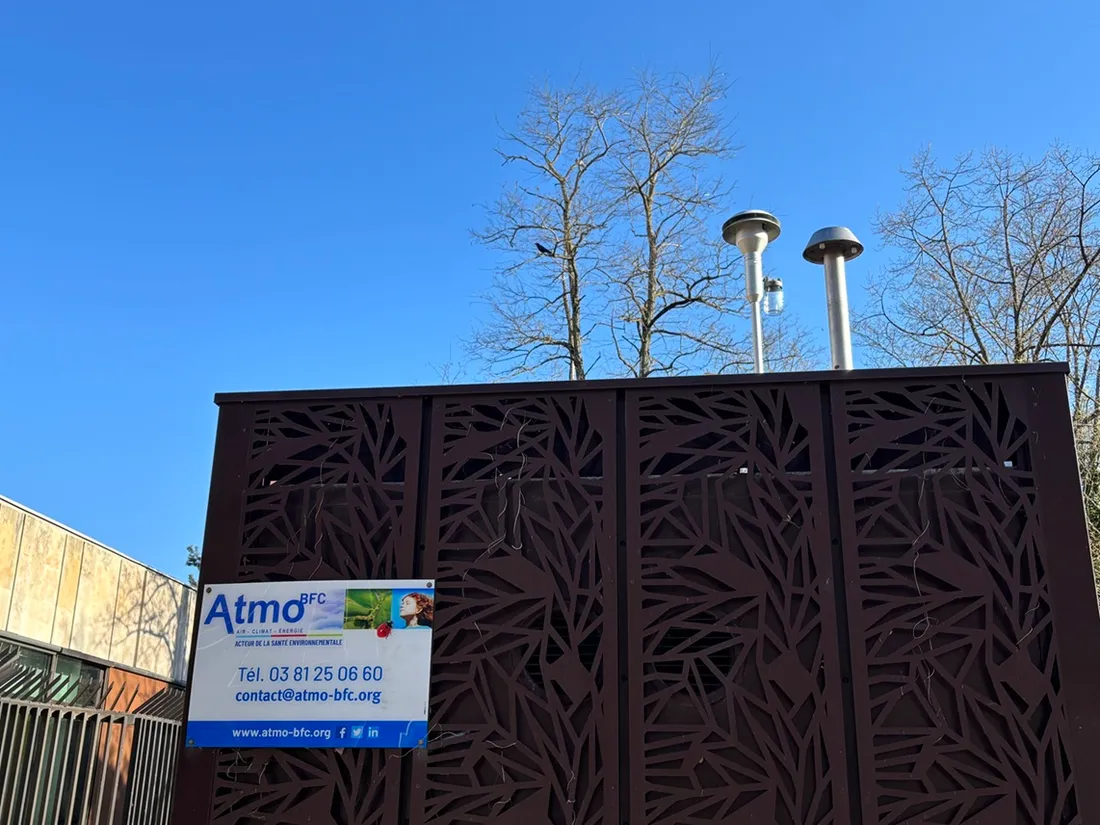 A Dijon, la qualité de l'air est mesurée par l'organisme ATMO avec ce genre de petits capteurs 