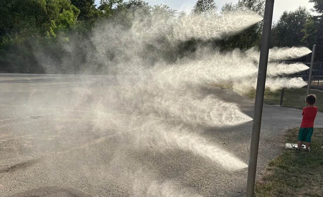 Des brumisateurs ont été installés dans différents endroits, comme ici au parc de la Colombière