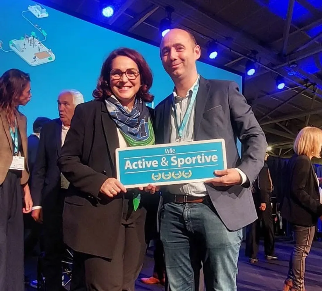 Guillaume Ruet, maire de la commune, s'est vu être décoré à Nice. 