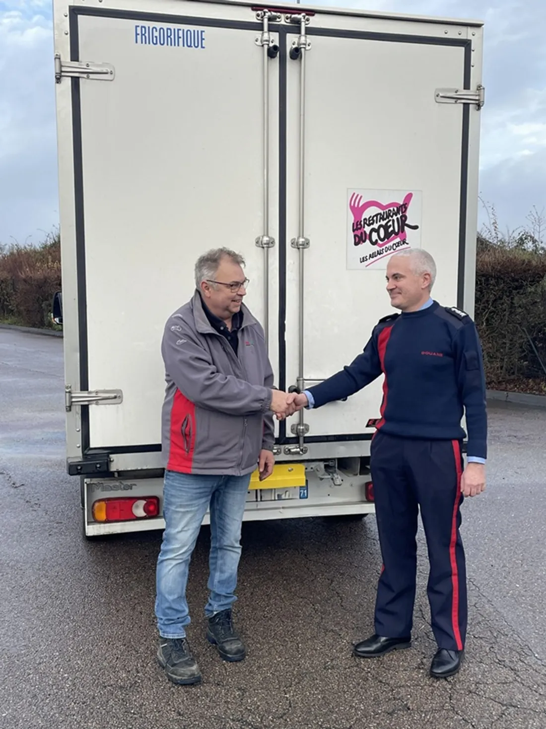 La douane bourguignonne fait don d'un lot de vêtements aux restos du cœur. 