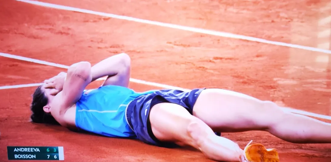 La Dijonnaise Lois Boisson sur la terre de Rolland Garros après sa victoire