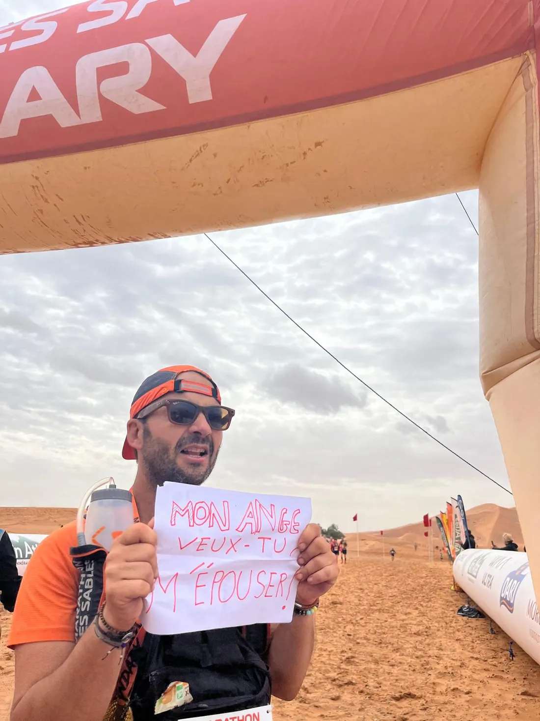La demande en mariage de Ludovic Belin après 250 km d'efforts dans le désert.